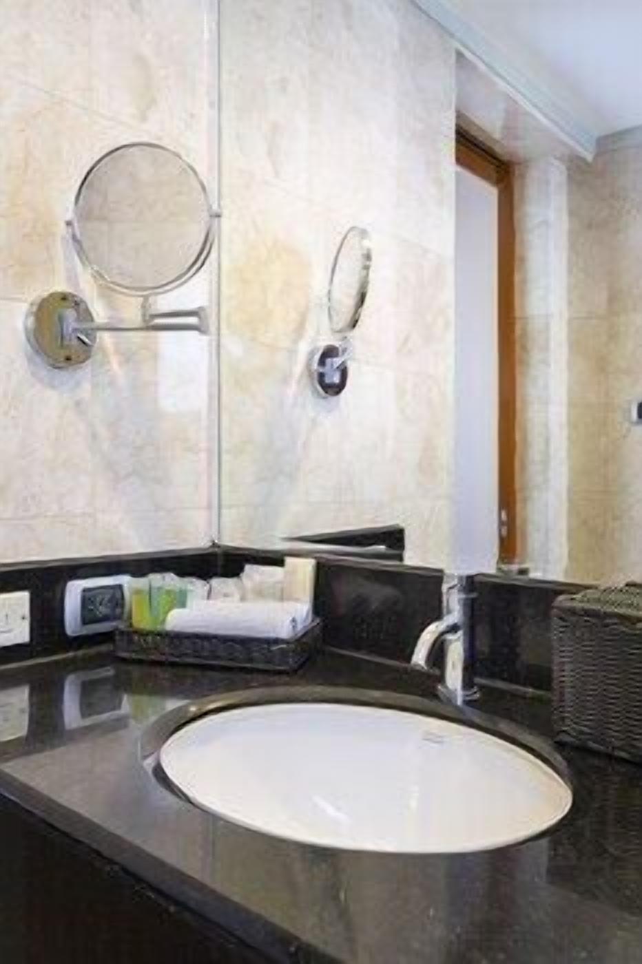 Baño | Artículos de higiene personal gratuitos, secador de pelo y zapatillas