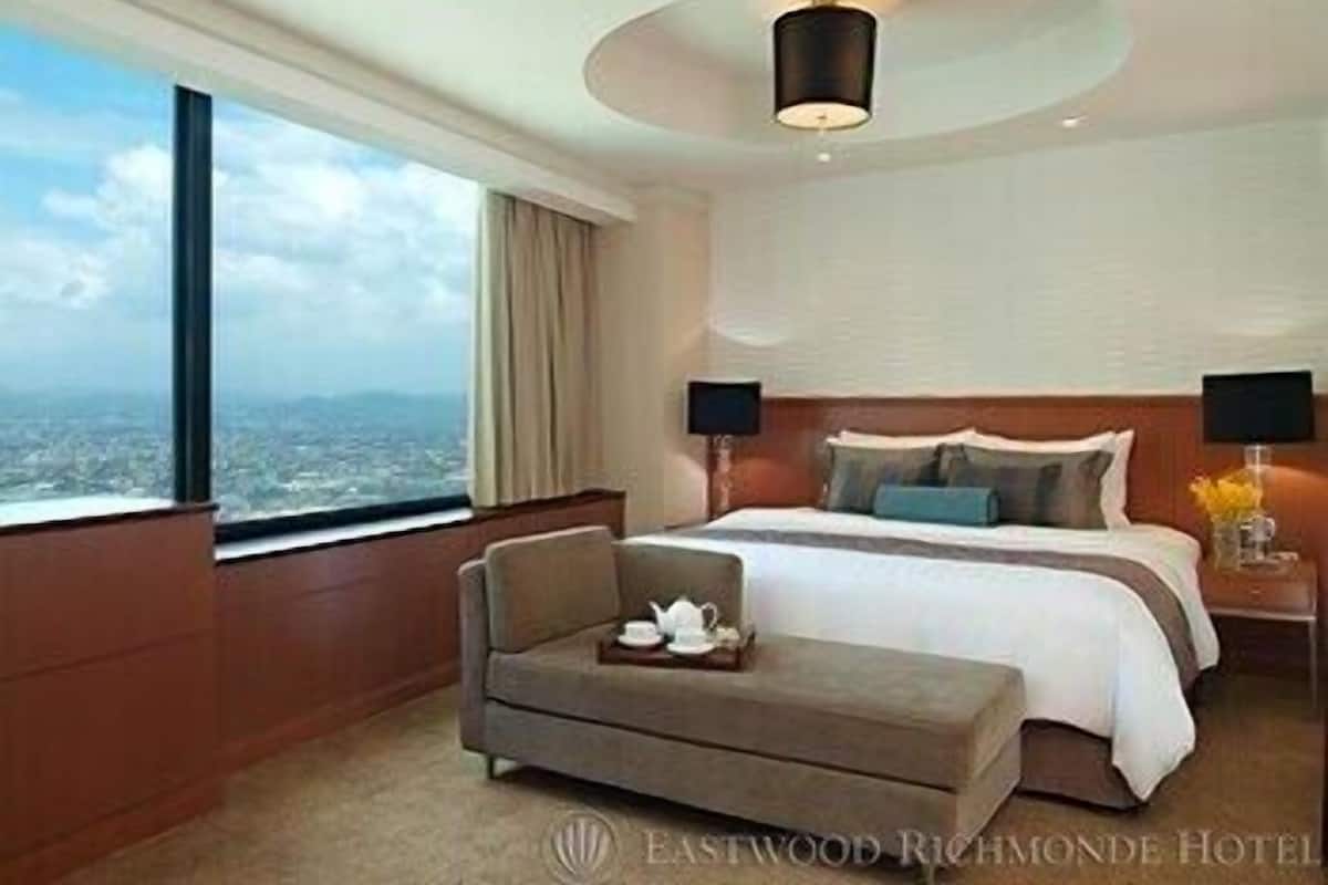 Premium bedding, in-room safe, individually decorated