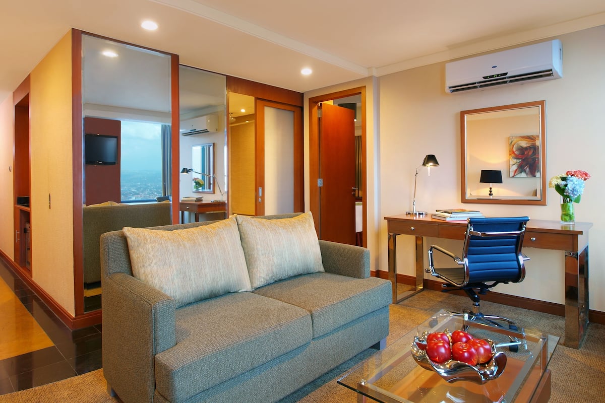 Living area | 37-inch Smart TV with cable channels