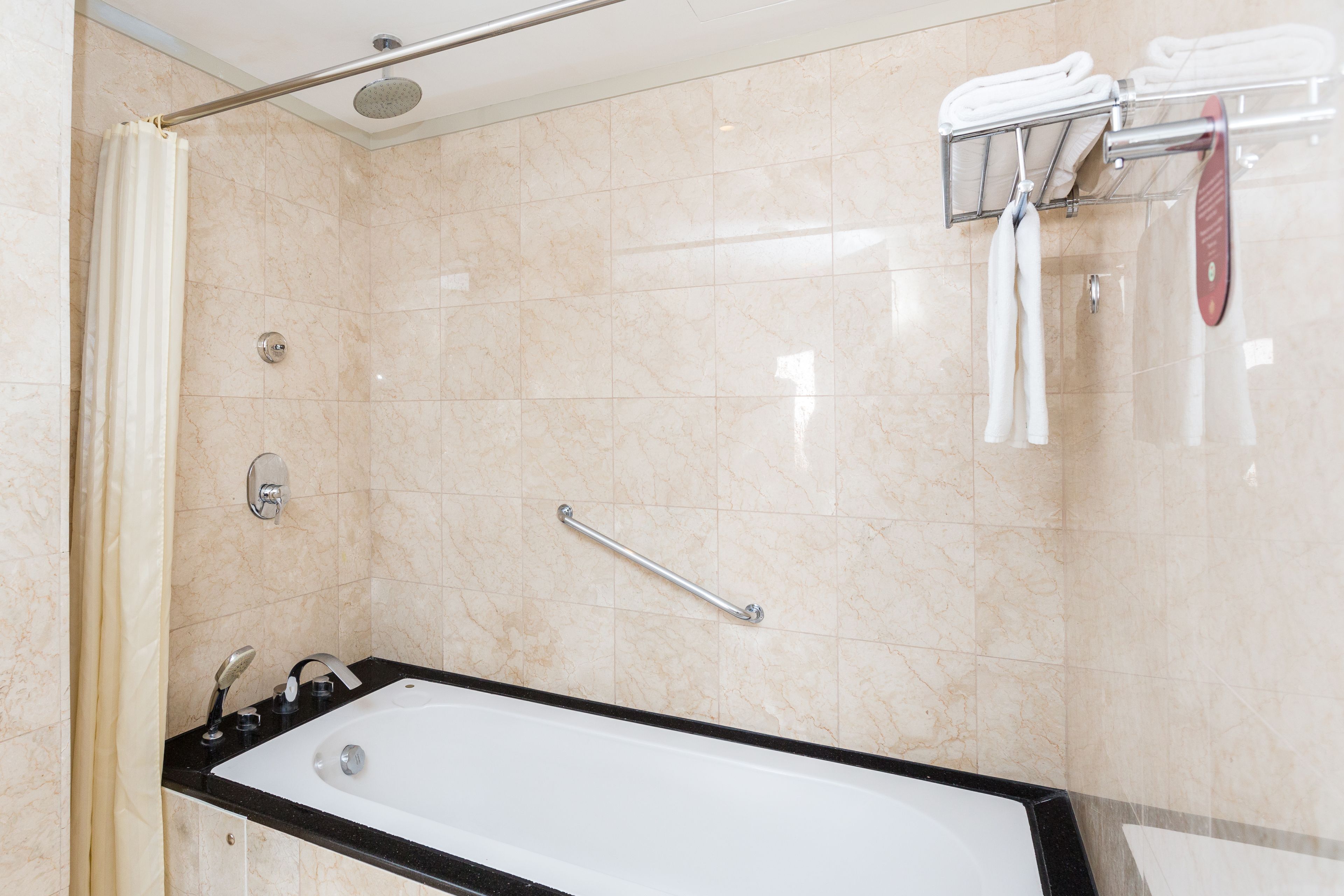 Salle de bain | Articles de toilette gratuits, sèche-cheveux, chaussons, bidet