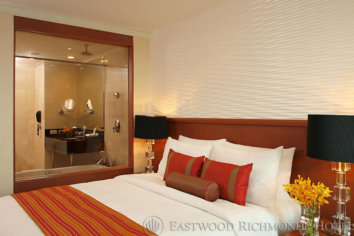 Premium bedding, in-room safe, individually decorated