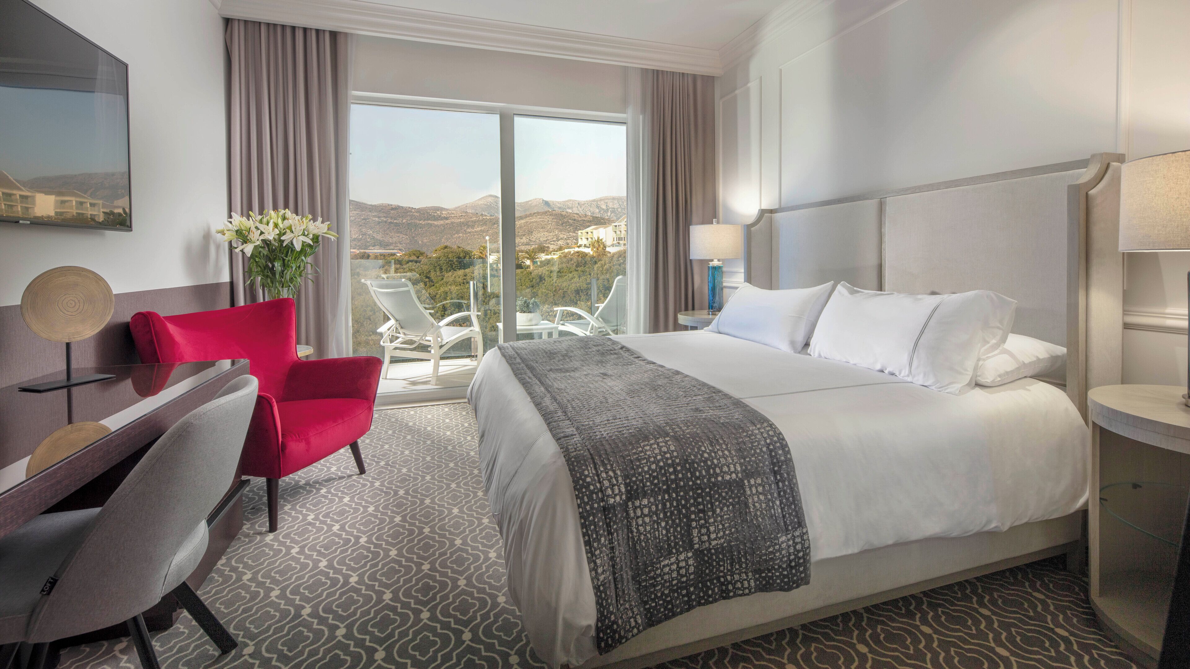 Allergitestet sengetøy, minibar, safe på rommet og skrivebord