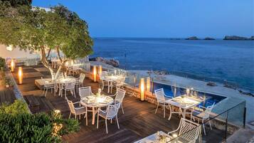 3 restaurants, breakfast, lunch, dinner served; Mediterranean cuisine