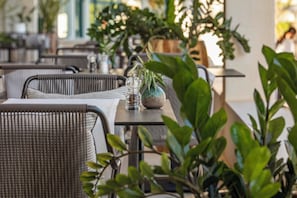 3 restaurantes; se sirven desayunos, comidas, cenas y brunch