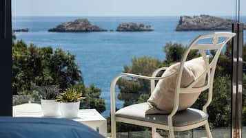 Suíte superior, 2 quartos, sacada, vista para o mar | 2 quartos, roupas de cama antialérgicas, frigobar, cofres nos quartos