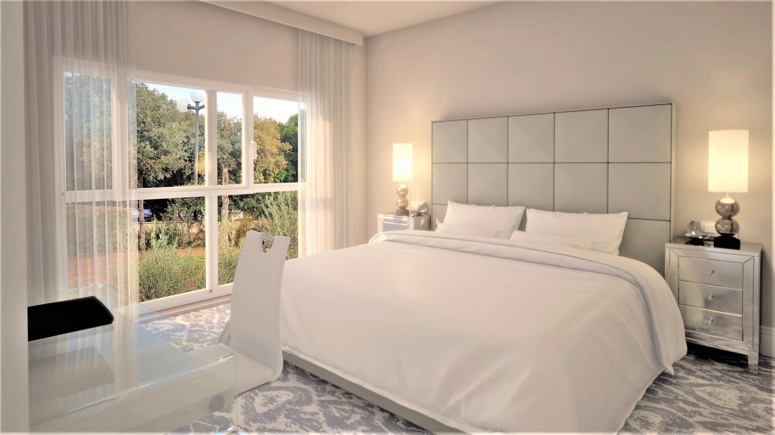 Une chambre d’hôtel moderne dotée d’un grand lit, d’un coin salon avec un fauteuil, d’une table de chevet avec une lampe et offrant une vue sur la verdure environnante.