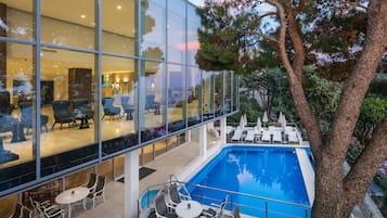 Inomhuspool, 3 utomhuspooler och solstolar