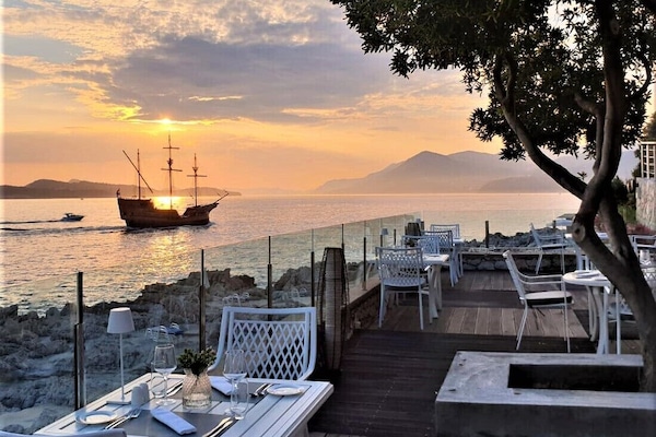 3 restaurantes; se sirve desayuno, almuerzo y cena; cocina mediterránea