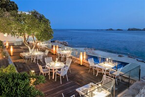 3 restaurants, breakfast served - Hotel Royal Ariston (Dubrovnik)