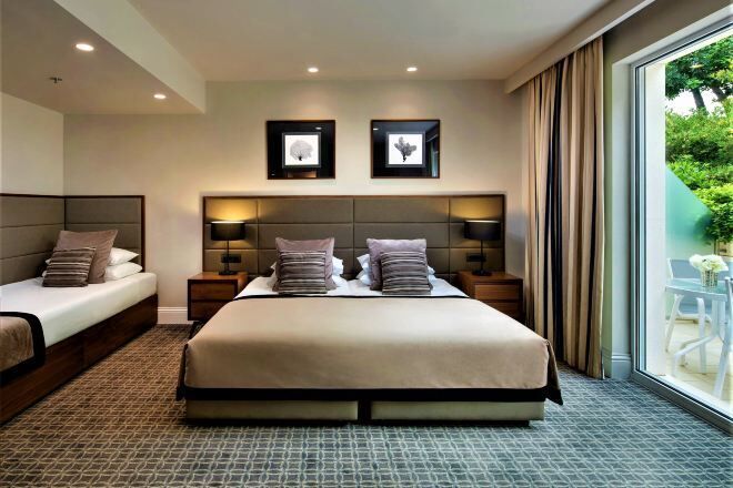 Ropa de cama hipoalergénica, minibar, caja fuerte y escritorio
