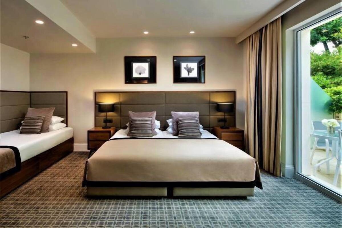 Hypo-allergenic bedding, minibar, in-room safe, desk