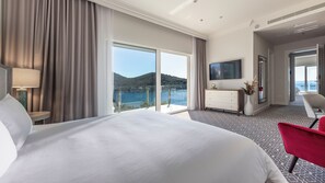 Luxe suite, balkon, uitzicht op zee | Hypoallergeen beddengoed, een minibar, een kluis op de kamer, een bureau