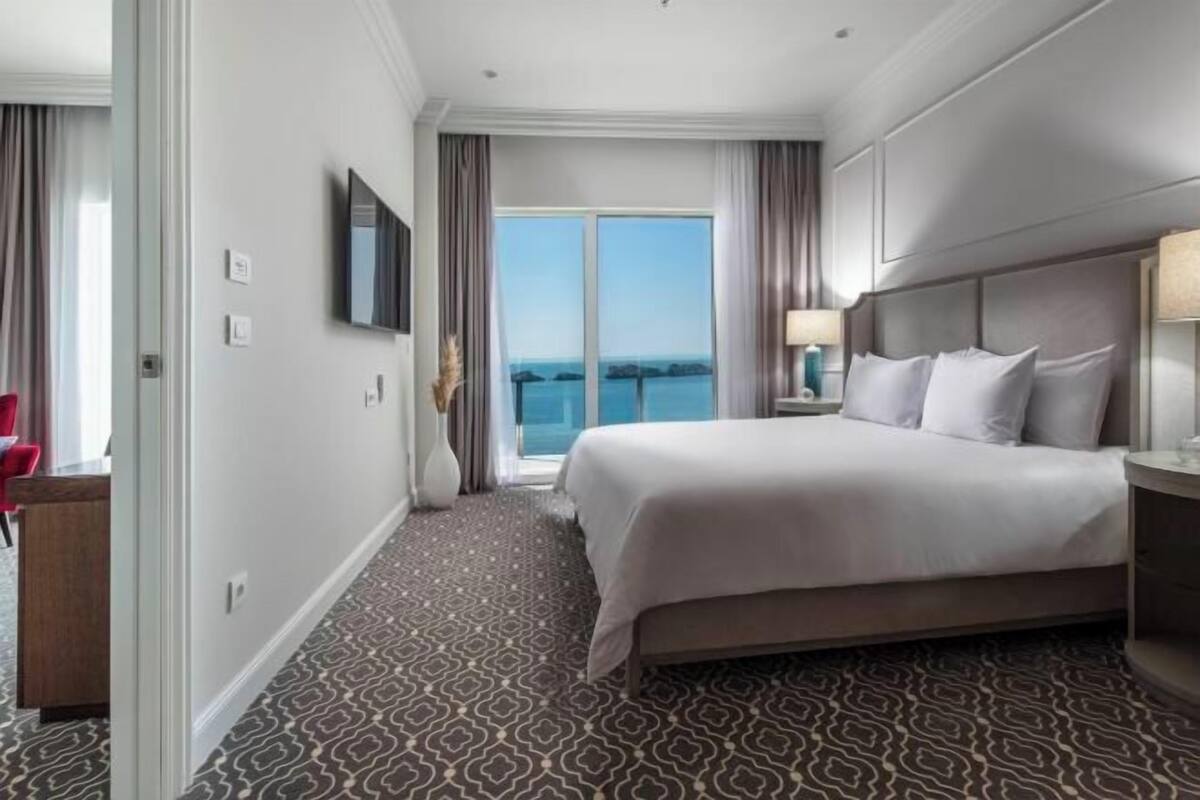 Hypo-allergenic bedding, minibar, in-room safe, desk