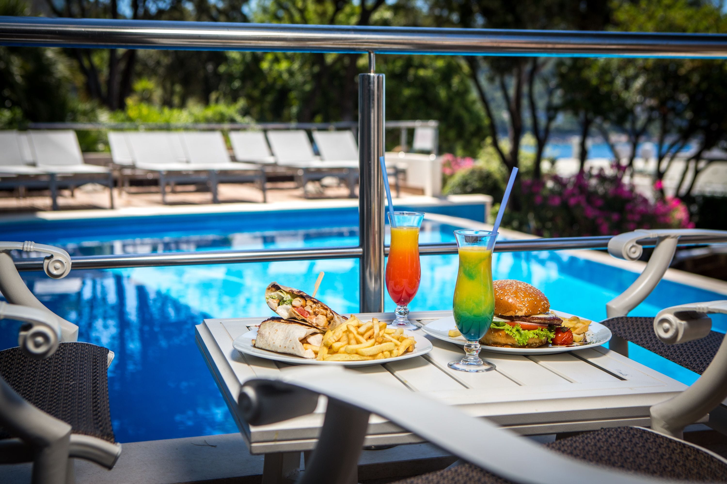 3 restaurants, breakfast served