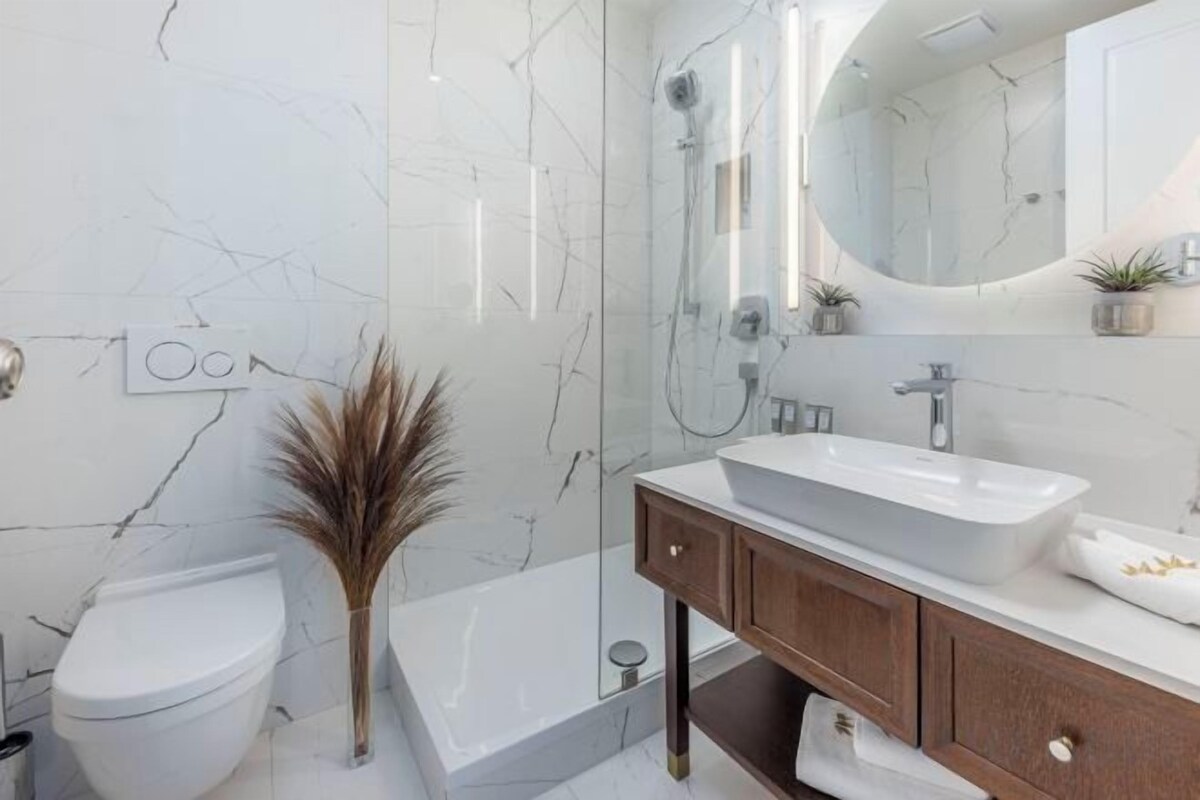 Bañera, artículos de higiene personal gratuitos y secador de pelo