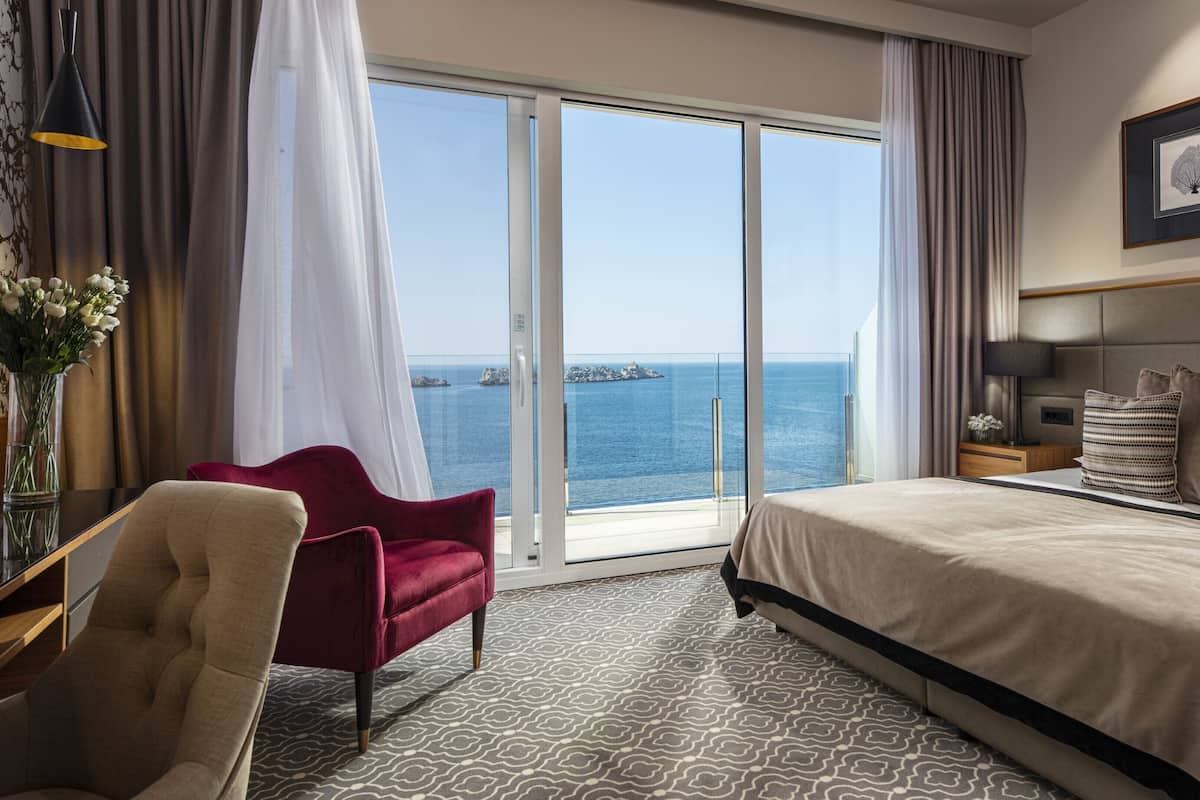Luksus-dobbelt- eller tomannsrom, balkong, sjøutsikt | Allergitestet sengetøy, minibar, safe på rommet og skrivebord