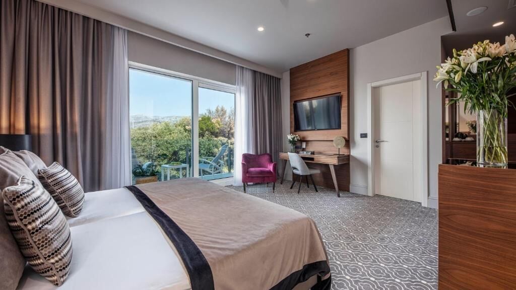 Luxury-Dreibettzimmer, 1 Schlafzimmer | Allergikerbettwaren, Minibar, Zimmersafe, Schreibtisch