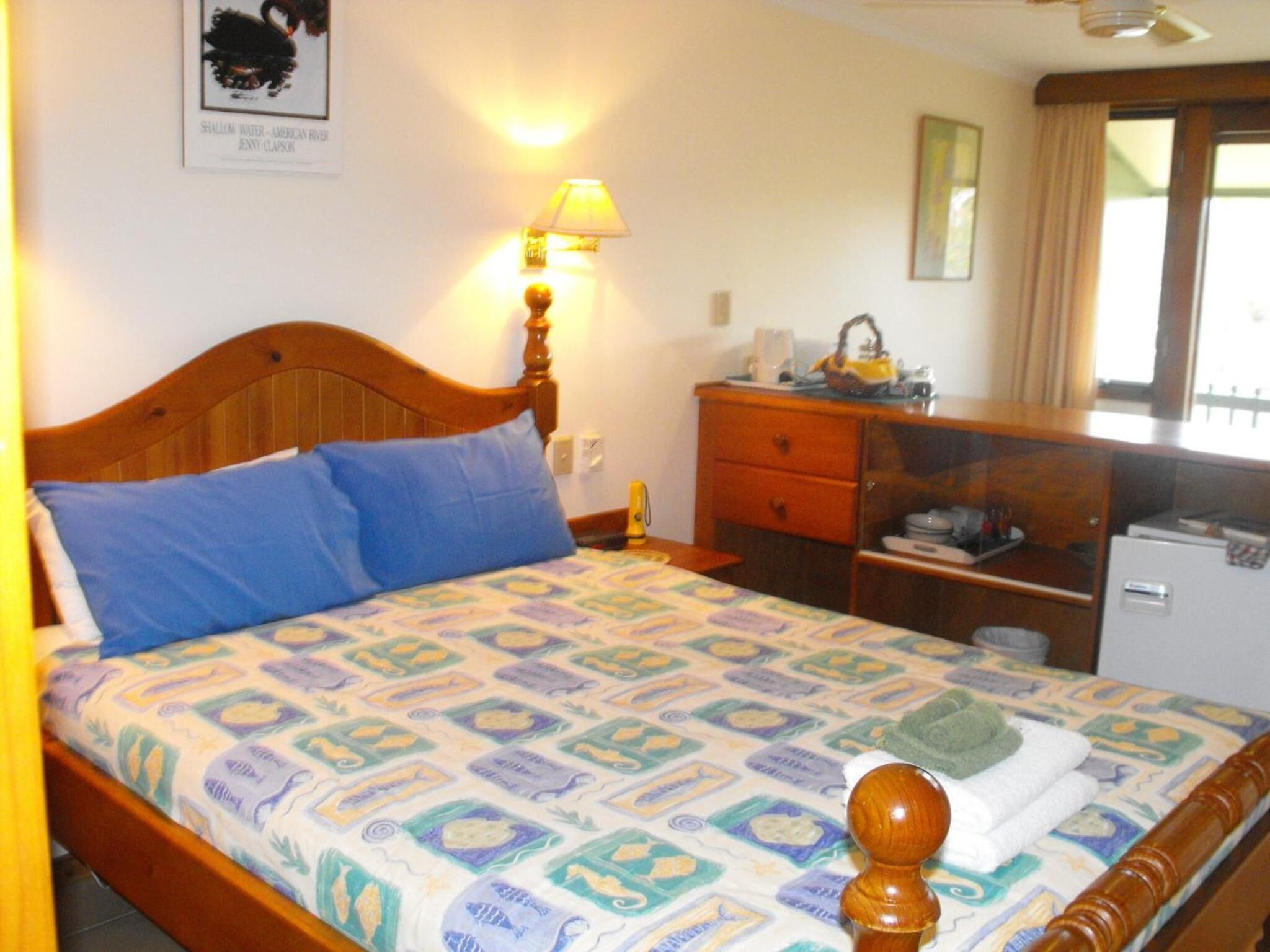 Escrivaninha, quartos à prova de som, Wi-Fi de cortesia, roupa de cama