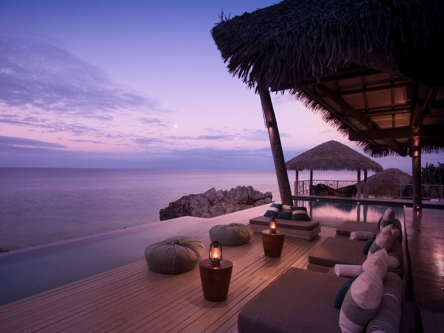 Outdoor pool, free pool cabanas, pool loungers