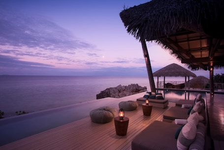 Outdoor pool, free pool cabanas, pool loungers. Tadrai Island Resort-Fiji - All Inclusive
