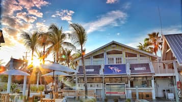 Breakfast, lunch, dinner served; seafood, pool views