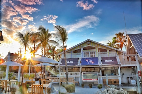 Breakfast, lunch, dinner served; seafood, pool views . Ibis Bay Beach Resort