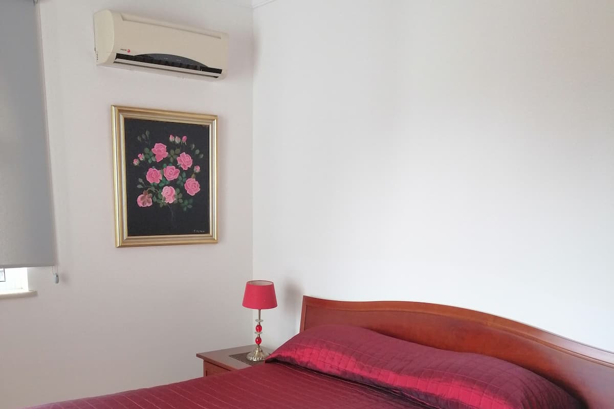 Appartement, 1 slaapkamer | Individueel gedecoreerd, een strijkplank/strijkijzer, babybedden