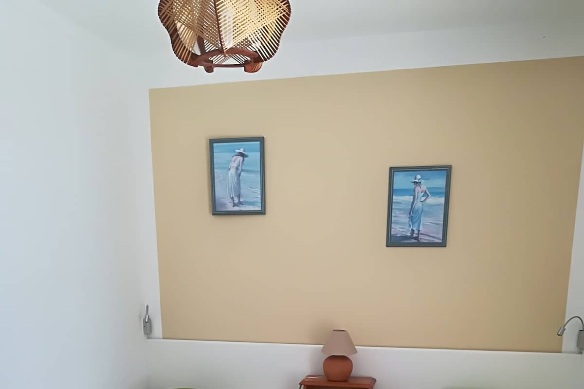 Studio | Individueel gedecoreerd, een strijkplank/strijkijzer, babybedden