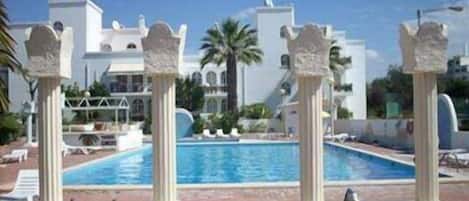 Alberca techada, 4 albercas al aire libre y sombrillas en la alberca