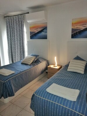 Decoración personalizada, tabla de planchar con plancha y cunas 