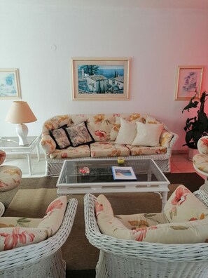 Departamento, 2 habitaciones (5 people) | Área de sala de estar | Televisión 