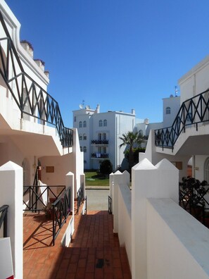 المنطقة المحيطة بالمنشأة