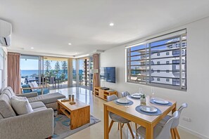 2 Bedroom Corner Ocean View Apartment | In-room dining - Coco Mooloolaba (Mooloolaba)