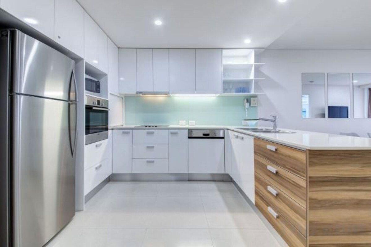 Full-sized fridge, microwave, oven, stovetop
