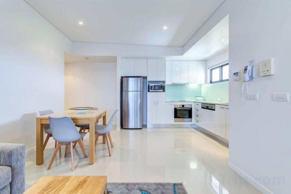 Full-sized fridge, microwave, oven, stovetop