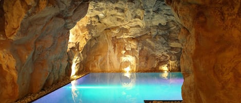 Piscine couverte, chaises longues