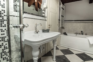 Studio Suite, 1 Double Bed, Hot Tub, Garden View | Bathroom