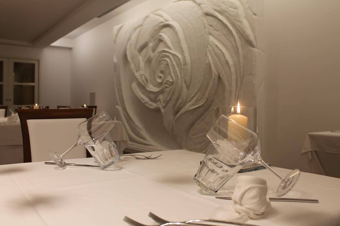 供应早餐、午餐和晚餐，意大利菜，海景