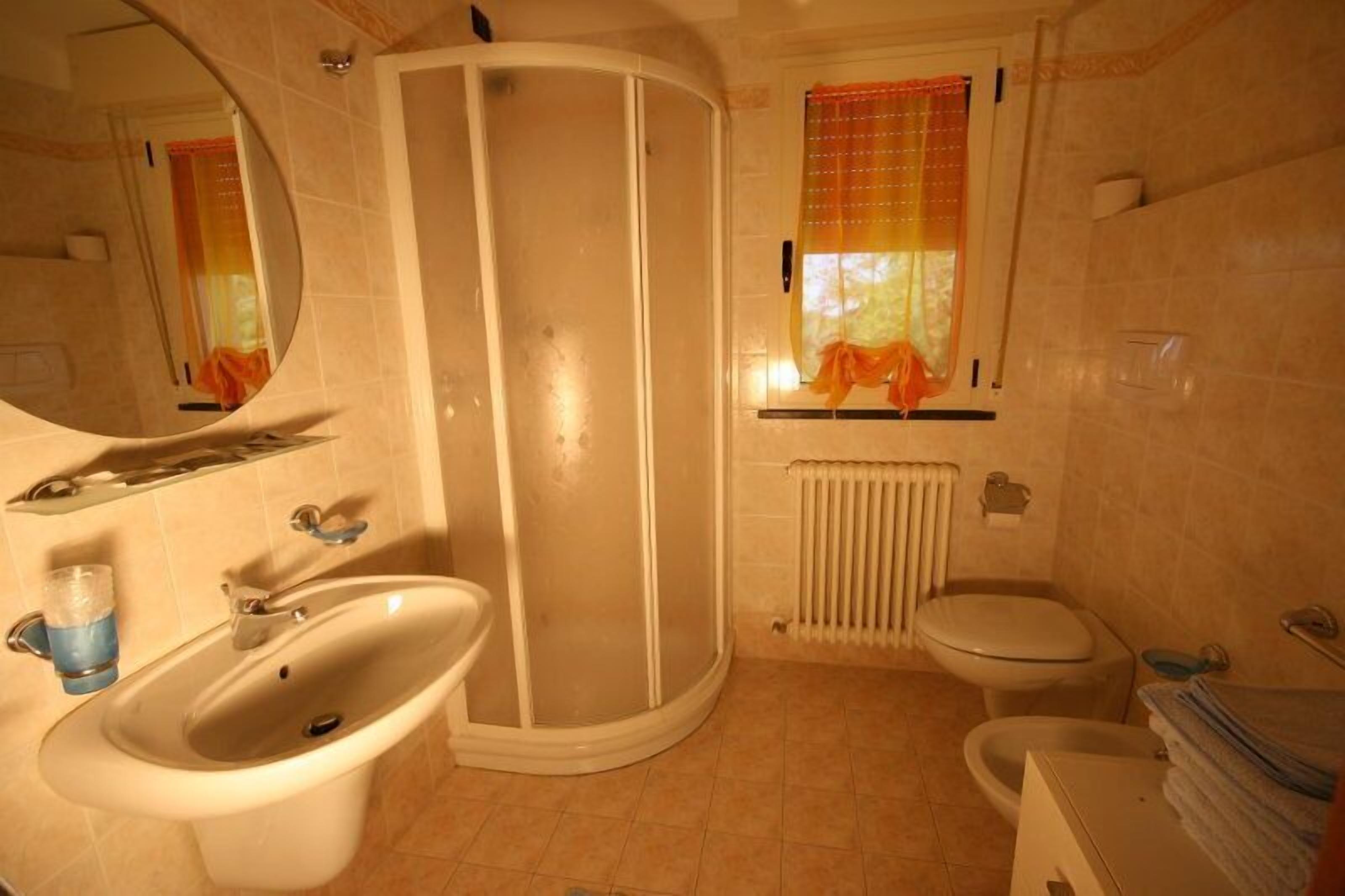 shower, free toiletries, hair dryer, bidet