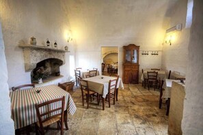 供應早餐、午餐和晚餐，當地料理，露天餐廳