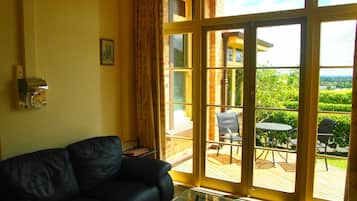 Honeymoon Suite, Lake View (Spa) | Living area