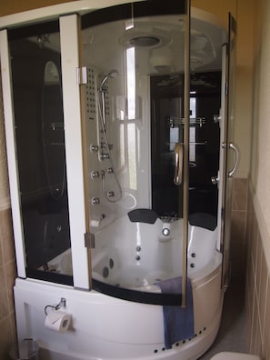 Honeymoon Suite, Lake View (Spa) | Bathroom shower - Manor Views (Huntly)