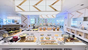 Frühstück, lokale und internationale Küche