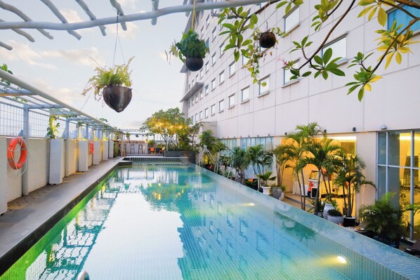 Outdoor pool - HARRIS Hotel & Conventions Kelapa Gading Jakarta (Jakarta)