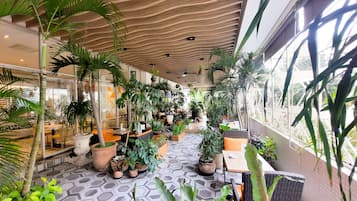 Se sirven desayunos y cocina local e internacional