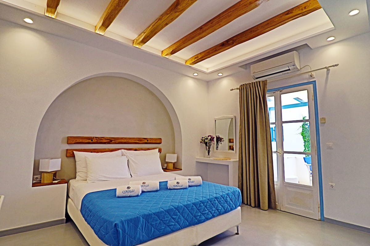 Deluxe Double Room, 1 Queen Bed | Premium bedding, memory foam beds, in-room safe, laptop workspace