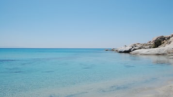 Nära stranden, solstolar, parasoller och strandhanddukar