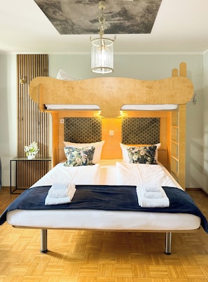 Quadruple Room | In-room safe, soundproofing, iron/ironing board, free WiFi