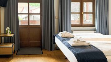 Double Room | 1 bedroom, in-room safe, soundproofing, iron/ironing board