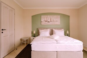 Double Room, Balcony, Sea View | Ropa de cama de alta calidad, edredón y minibar